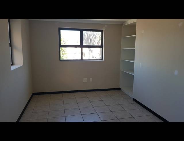 450M² FACTORY TO LET IN TRIANGLE FARM